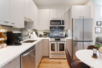 4424 Burke Ave N in Seattle, WA - Foto de edificio - Building Photo