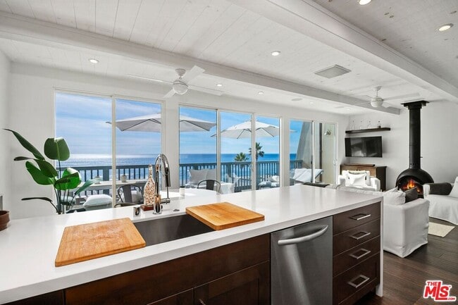 11940 Whalers Ln in Malibu, CA - Building Photo - Building Photo