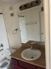 8100 Creekbend Dr in Houston, TX - Foto de edificio - Building Photo