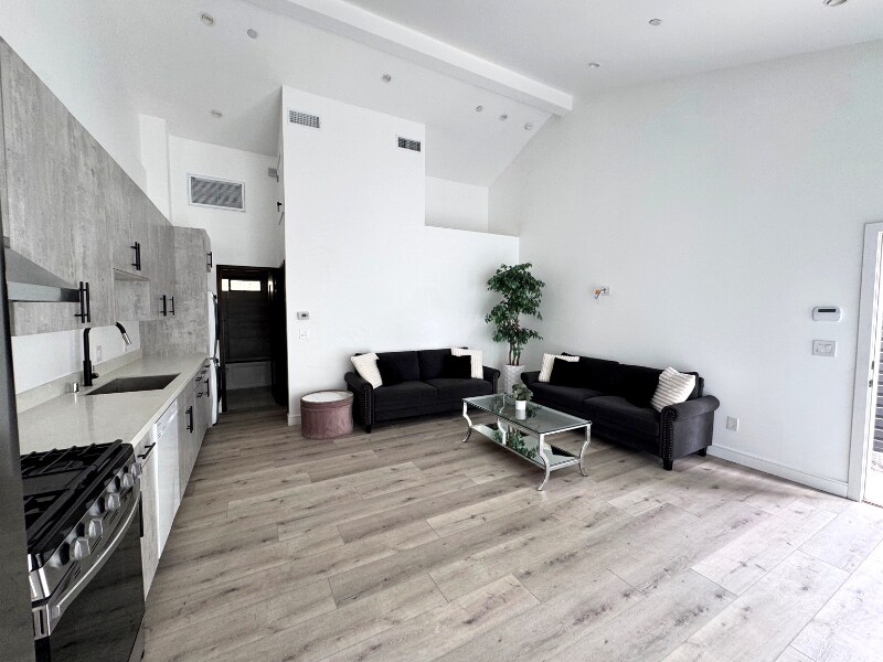 78 Shadyspring Dr in Burbank, CA - Building Photo