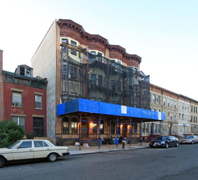37 Kingston Ave in Brooklyn, NY - Foto de edificio - Building Photo