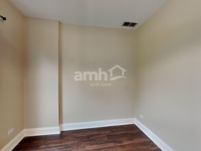 240 Wedgewood Cir in Lake In The Hills, IL - Building Photo - Building Photo