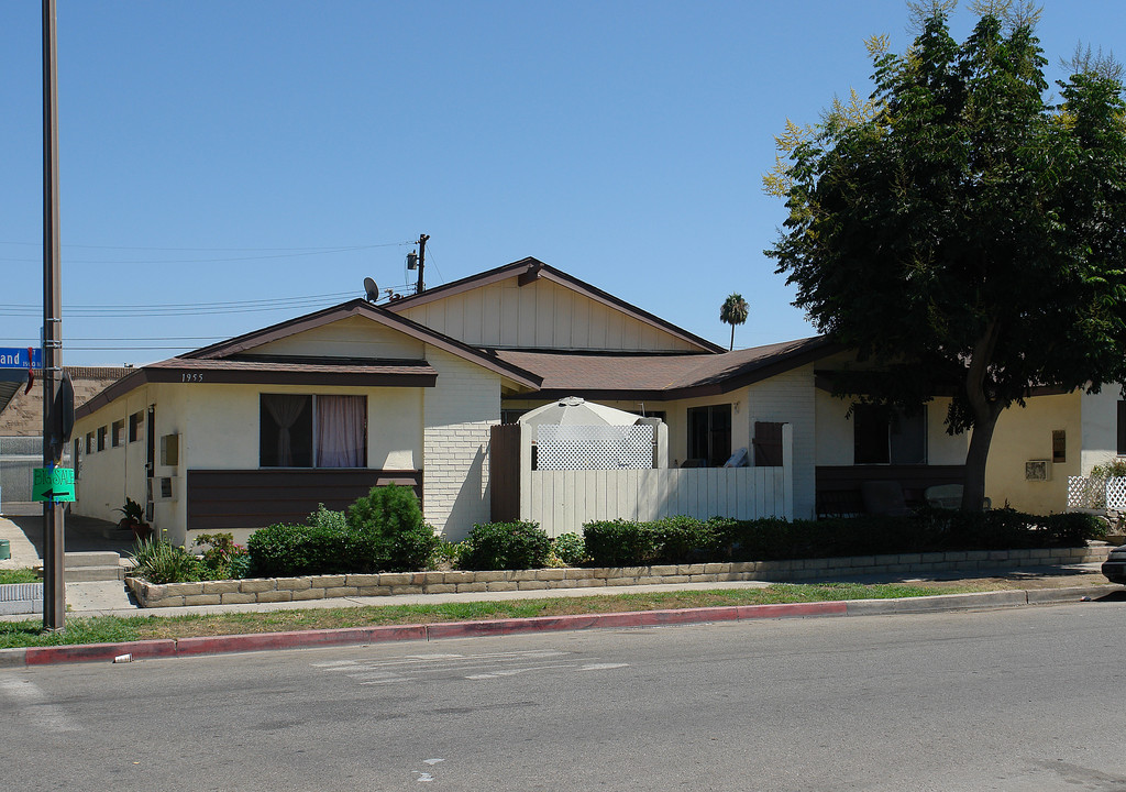 1955 N Highland St in Orange, CA - Foto de edificio