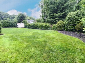 63 Primrose Ln in Paramus, NJ - Foto de edificio - Building Photo