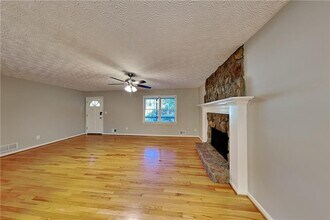 5225 Shadow Wood Dr in Canton, GA - Building Photo - Building Photo