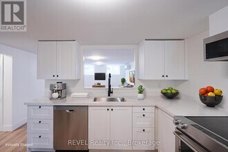 2137 Mt Forest Dr in Burlington, ON - Building Photo - Building Photo