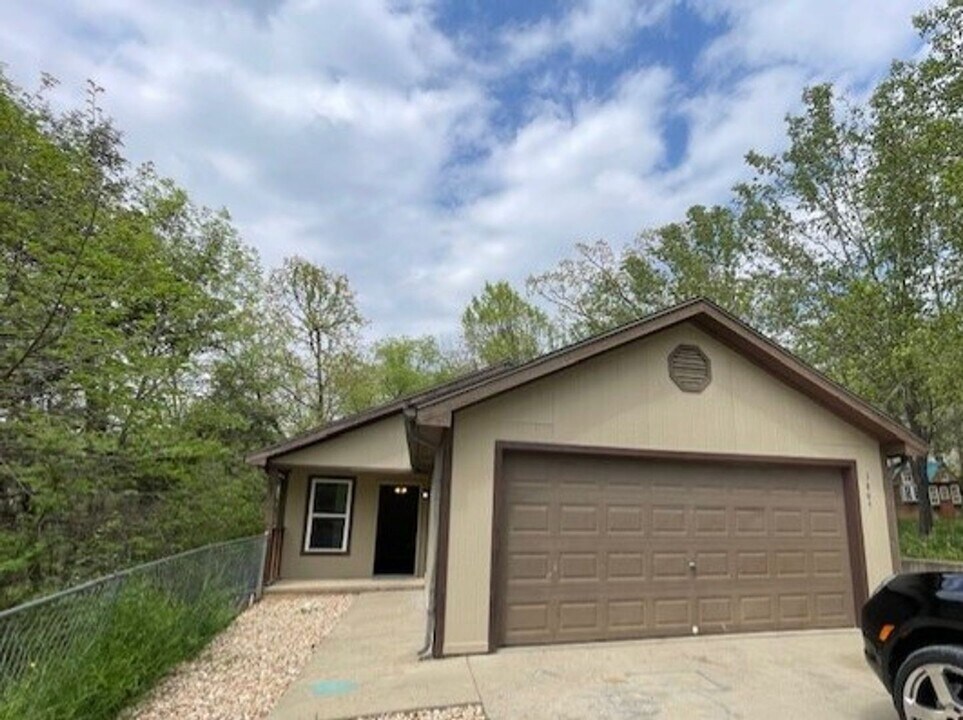 1009 Nathan Rd in Rockaway Beach, MO - Building Photo