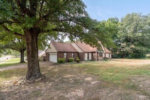 2777 Hacks Cross Rd in Germantown, TN - Building Photo