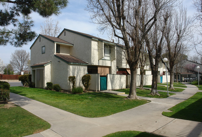 Sundance Apartments in Bakersfield, CA - Building Photo - Building Photo