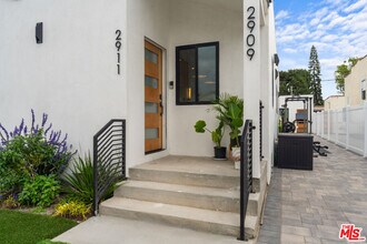 2911 S Rimpau Blvd in Los Angeles, CA - Building Photo - Building Photo