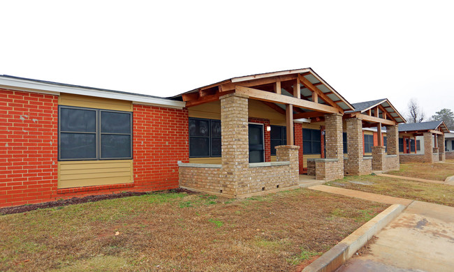 Cresent East Apartments in Tuscaloosa, AL - Building Photo - Building Photo