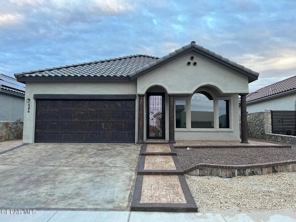 546 Oilfield Dr in El Paso, TX - Building Photo