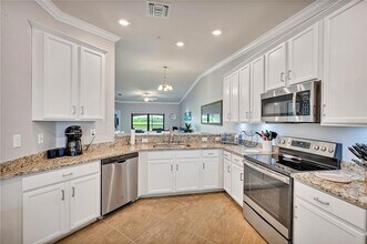 5577 Palmer Cir, Unit 201 in Bradenton, FL - Foto de edificio - Building Photo