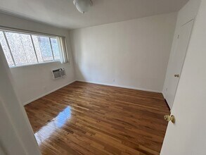 7704 Romaine St, Unit 8 in West Hollywood, CA - Foto de edificio - Building Photo