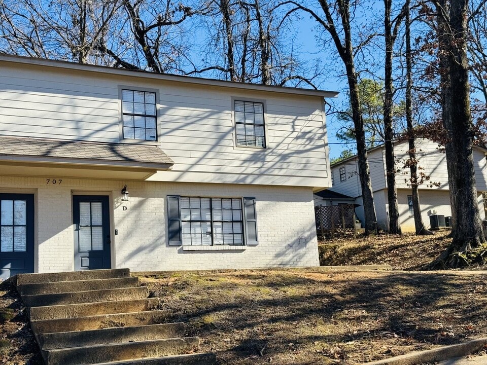 707 McLarty Rd in Oxford, MS - Building Photo