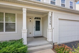 5734 Oak Ridge Way in Lisle, IL - Building Photo - Building Photo