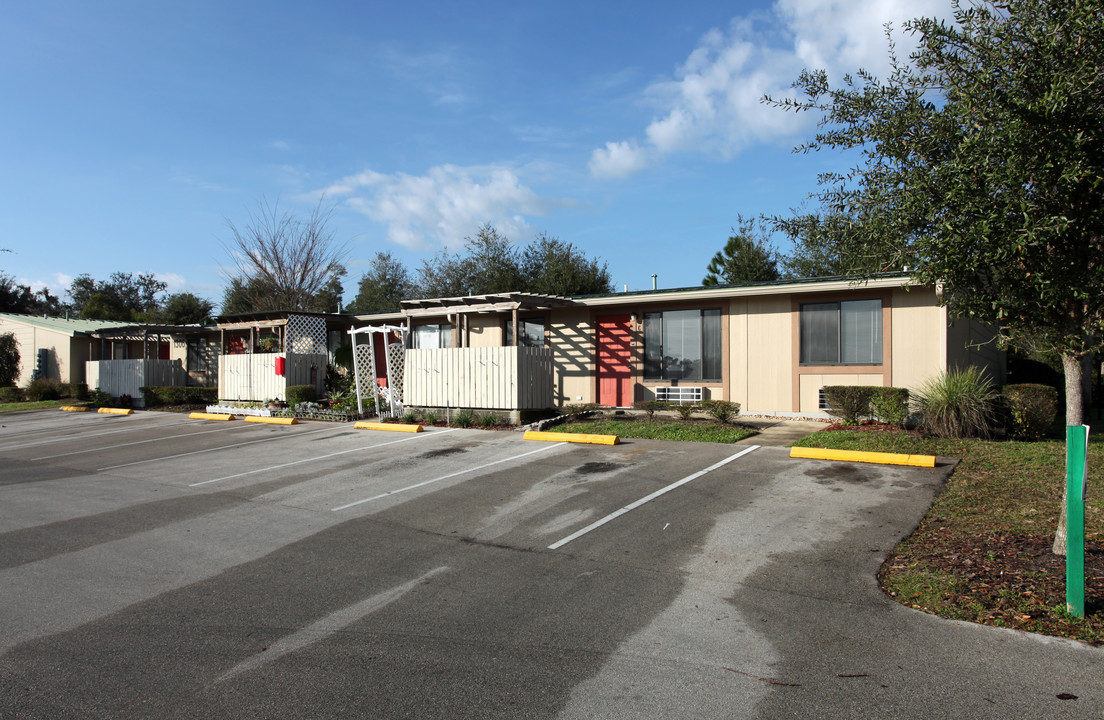 Clara Place Apartments in DeLand, FL - Foto de edificio