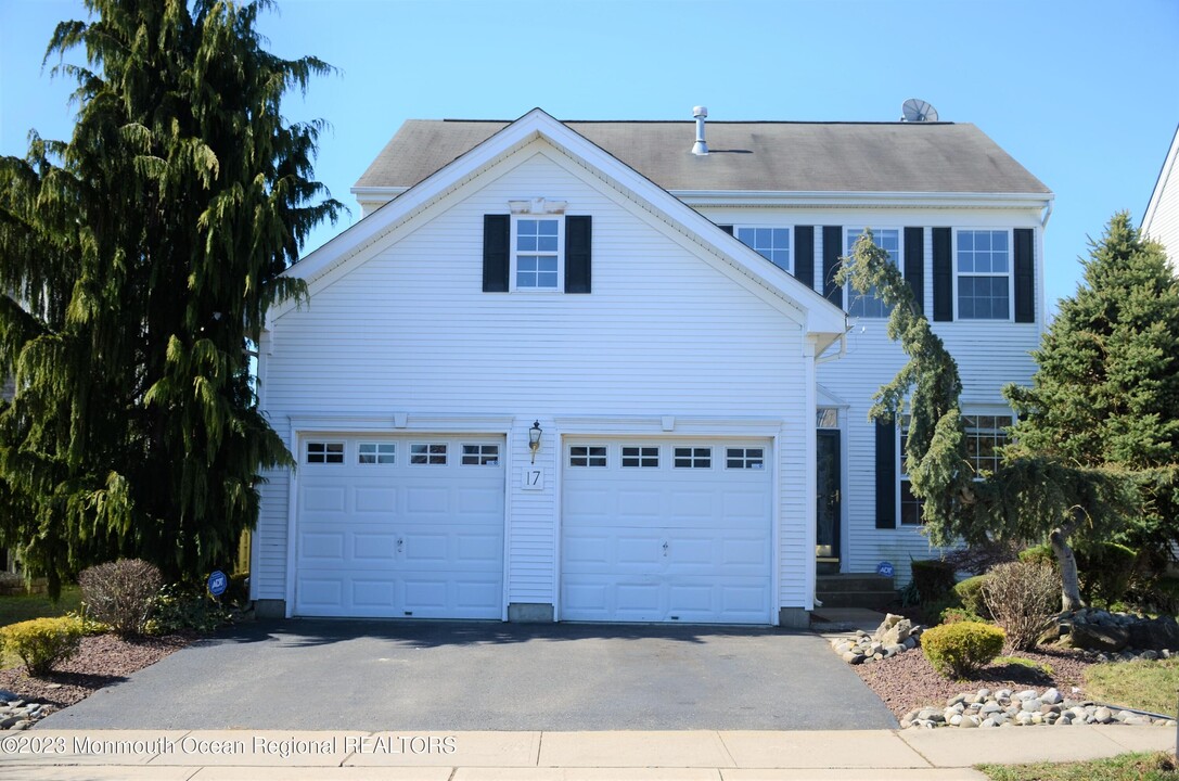 17 Winged Foot Dr in Englishtown, NJ - Building Photo