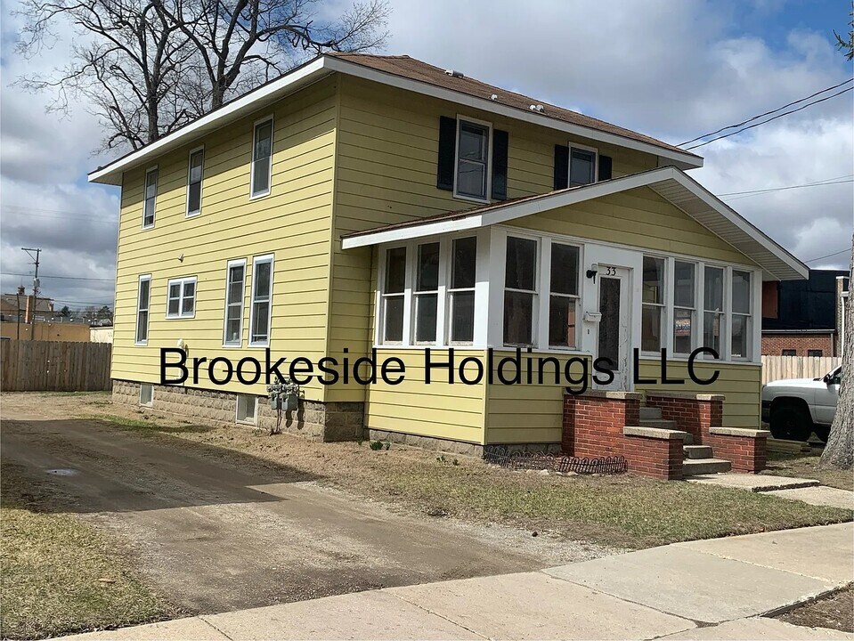 33 Washington St, Unit 1 in Sparta, MI - Foto de edificio