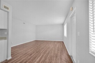 4617 Bayshore Dr in Naples, FL - Building Photo - Building Photo