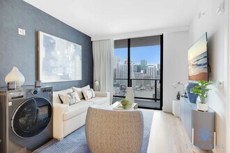 601 NE 1st Ave in Miami, FL - Building Photo - Building Photo