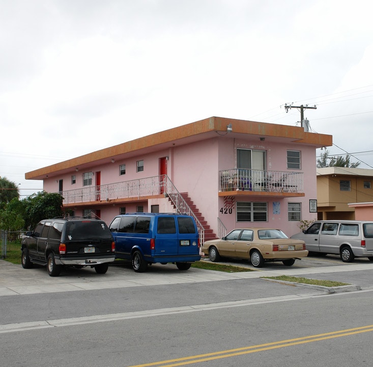 420 E 26th St in Hialeah, FL - Building Photo