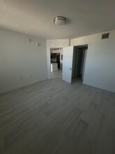 680 NE 1st St, Unit A1 in Dania, FL - Building Photo - Building Photo