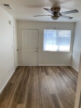 6908 Elm St in Hughson, CA - Foto de edificio - Building Photo