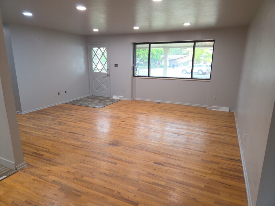 437 S Vaughn Way in Aurora, CO - Building Photo