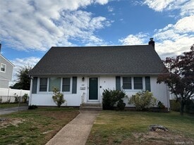 32 Winding Rd in Hicksville, NY - Building Photo