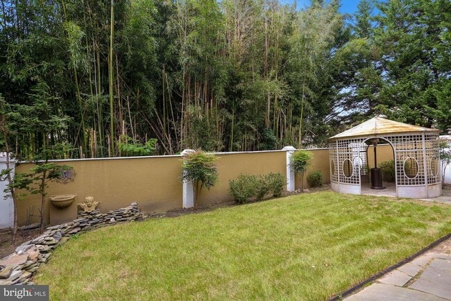 2730 Oak Valley Dr in Vienna, VA - Building Photo - Building Photo