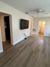 2540 Elyria Ave in Largo, FL - Foto de edificio - Building Photo