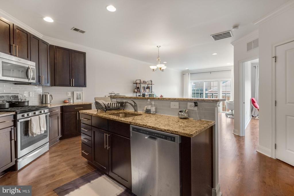 700 Commodore Court in Philadelphia, PA - Building Photo