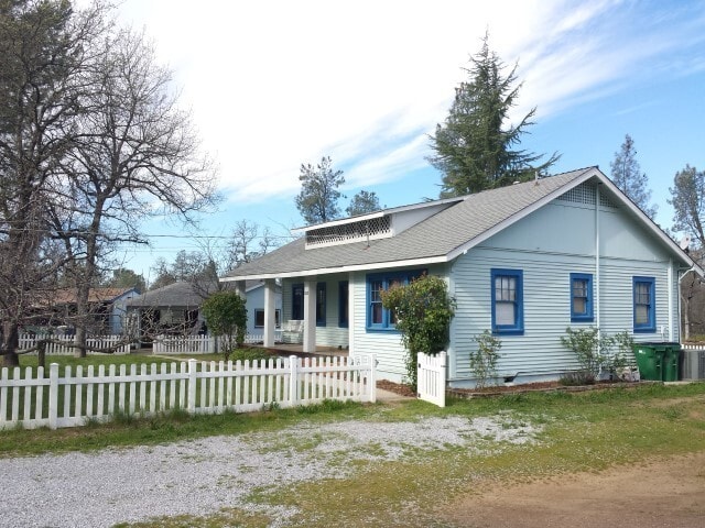11828 Earl Dr in Redding, CA - Foto de edificio - Building Photo