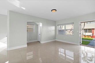 1203 Marseille Dr, Unit 1203 Marseille Dr.Unit 21 in Miami, FL - Foto de edificio - Building Photo