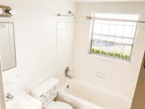 5261 Alhambra Dr-Unit -38 in Pine Hills, FL - Foto de edificio - Building Photo