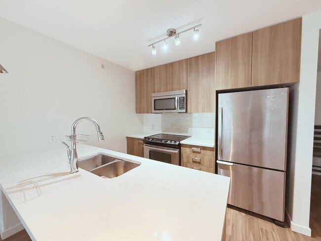 13325-1102A 102 A Ave in Surrey, BC - Building Photo - Building Photo