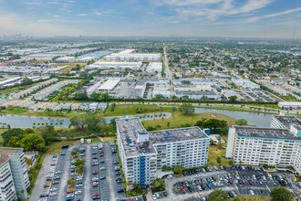 Hillcrest East 24 in Hollywood, FL - Building Photo - Building Photo