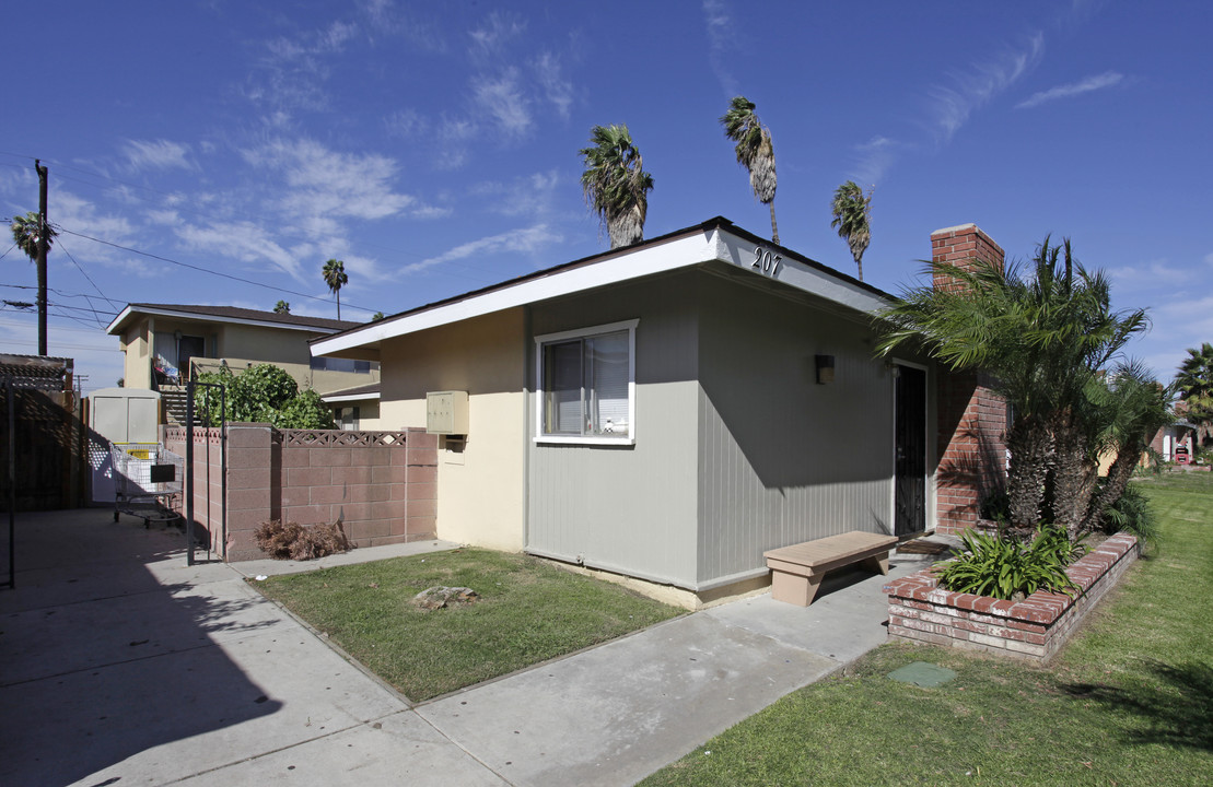 207 S Laxore St in Anaheim, CA - Building Photo