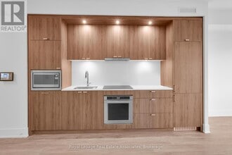 259 The Kingsway in Toronto, ON - Building Photo - Building Photo