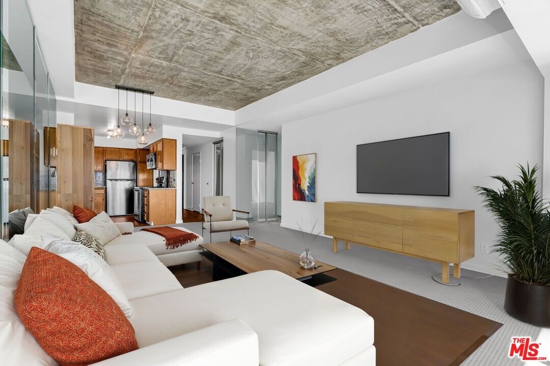 1155 N La Cienega Blvd in West Hollywood, CA - Building Photo