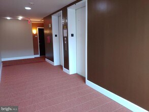 444 W Broad St-Unit -722 in Falls Church, VA - Foto de edificio - Building Photo