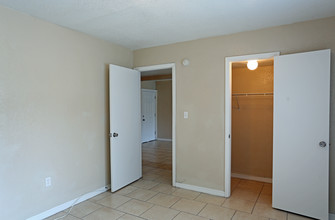 The Wave Apartments in Tampa, FL - Building Photo - Interior Photo