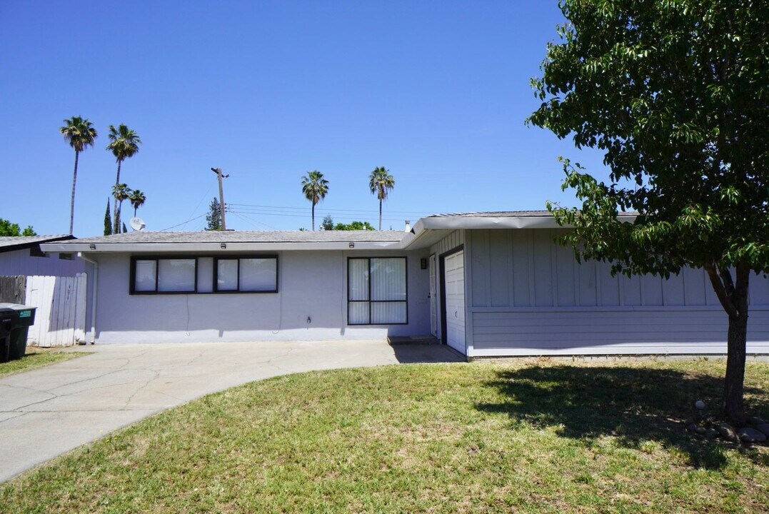 6548 Stoneman Dr in North Highlands, CA - Foto de edificio