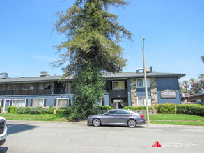 Ivanhoe Apartments in Redlands, CA - Foto de edificio - Building Photo