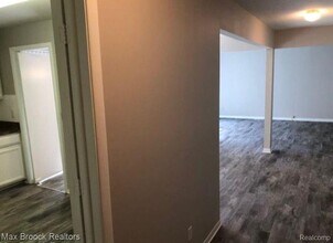 16255 W Nine Mile Rd in Southfield, MI - Building Photo - Building Photo