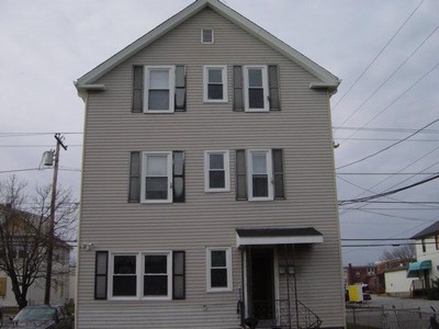 347 Woonasquatucket Ave in North Providence, RI - Foto de edificio