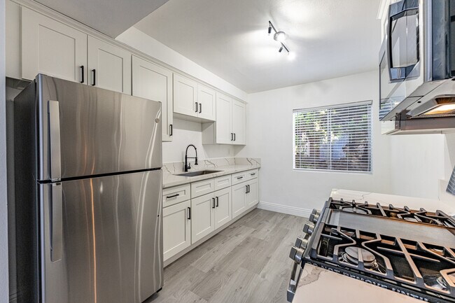 The Embers Apartments in Downey, CA - Foto de edificio - Interior Photo