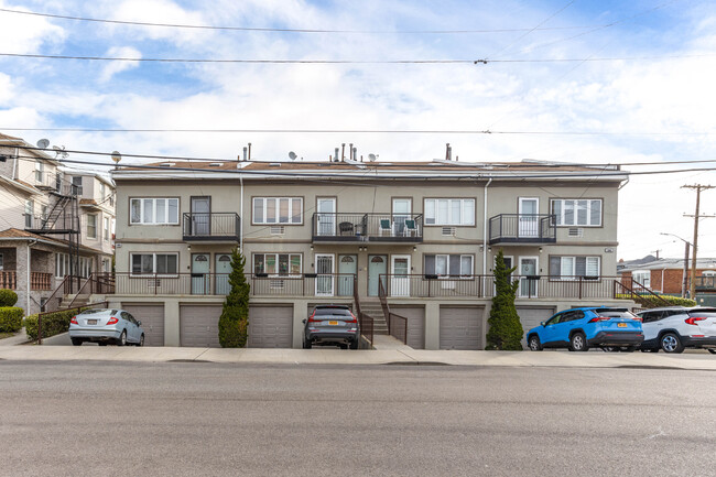 208 Beach 124th St in Rockaway Park, NY - Foto de edificio - Building Photo