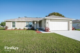 325 Trafalgar Pkwy in Cape Coral, FL - Building Photo